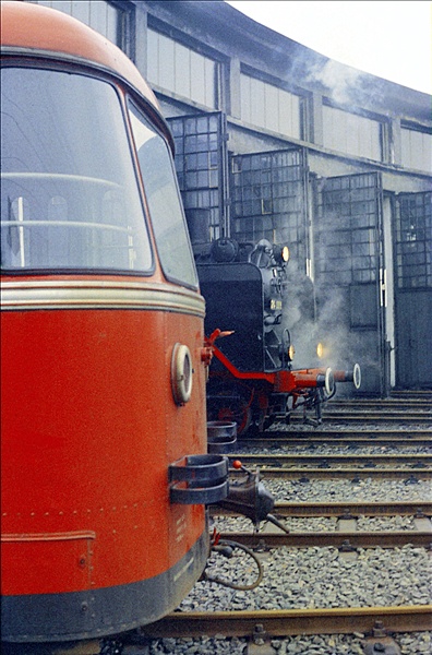 Foto:: DB 995 + EK 24 009 / Wuppertal-Vohwinkel / 01.12.1974 (Foto,Fotos,Bilder,Bild,)