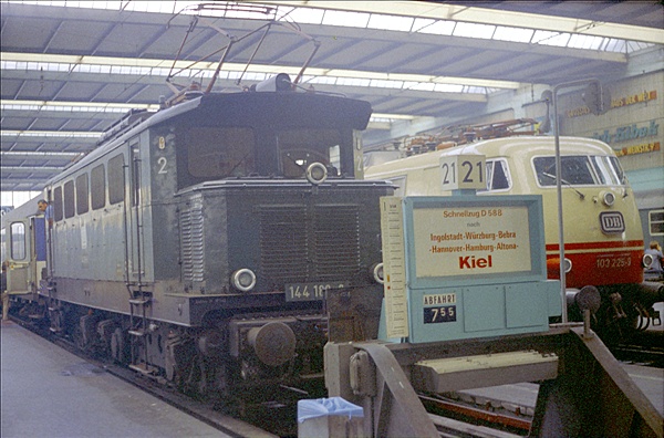 Foto:: DB 144 188-0 + DB 103 225-9 / Muenchen / 24.07.1975 (Foto,Fotos,Bilder,Bild,)