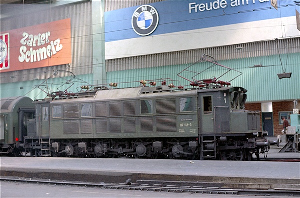 Foto:: DB 117 112-3 / Muenchen / 24.07.1975 (Foto,Fotos,Bilder,Bild,)