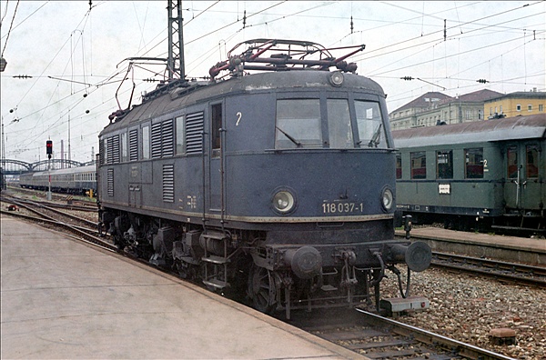 Foto:: DB 118 037-1 / Muenchen / 24.07.1975 (Foto,Fotos,Bilder,Bild,)