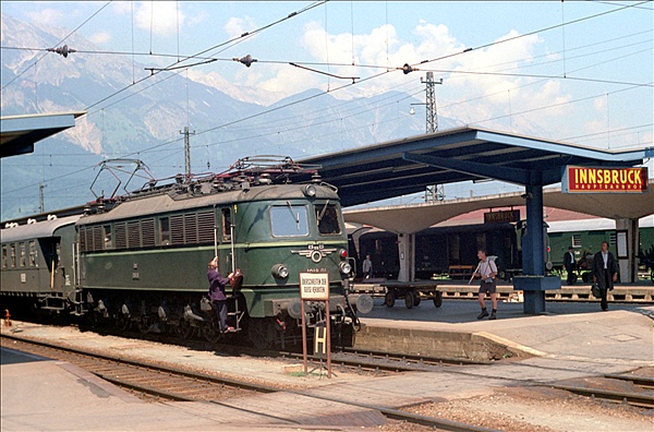 Foto:: OeBB 1018.01 / Innsbruck / 28.07.1975 (Foto,Fotos,Bilder,Bild,)