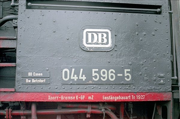 Foto:: Fuehrerhausbeschriftung DB 044 596-5 / Betzdorf / 20.08.1975 (Foto,Fotos,Bilder,Bild,)