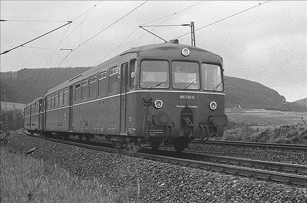 Foto:: DB 815 726-5 + DB 515 / Altenbeken / 06.12.1975 (Foto,Fotos,Bilder,Bild,)