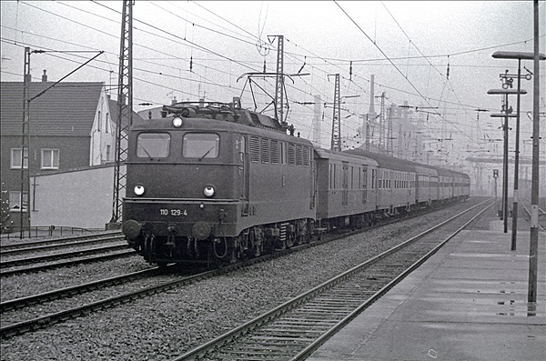 Foto:: DB 110 129-4 / Gelsenkirchen / Dezember 1975 (Foto,Fotos,Bilder,Bild,)