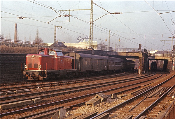 Foto:: DB 211 231-6 / Hagen / Februar 1976 (Foto,Fotos,Bilder,Bild,)