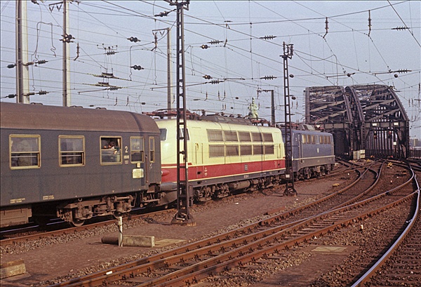 Foto:: DB 110 154-2 + DB 103 128-5 / Koeln / 06.03.1976 (Foto,Fotos,Bilder,Bild,)