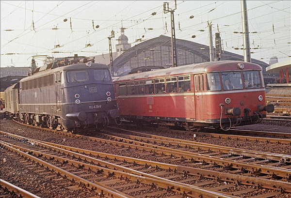 Foto:: DB 110 438-9 + DB 798 / Koeln / 06.03.1976 (Foto,Fotos,Bilder,Bild,)