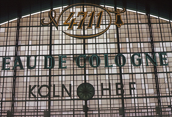 Foto:: 4711 Werbing Bahnhofshalle / Koeln / 04.04.1976 (Foto,Fotos,Bilder,Bild,)