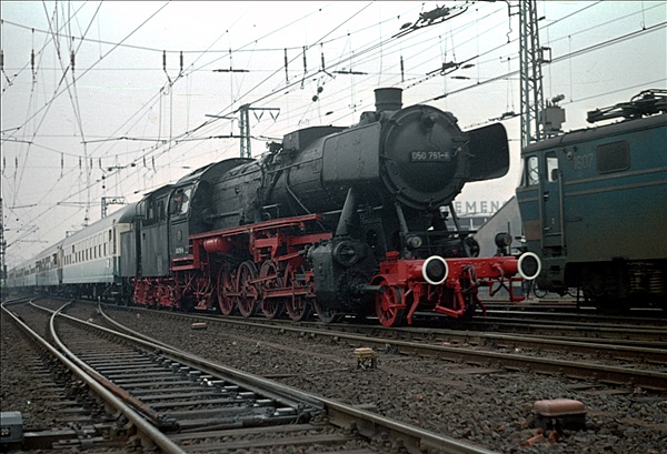 Foto:: DB 050 761-6 + SNCB 1607 Dampflokabschied / Aachen / 04.04.1976 (Foto,Fotos,Bilder,Bild,)