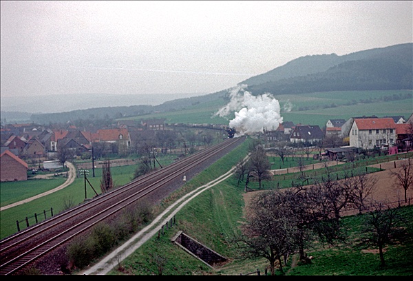 Foto:: DB 044 256-6 / Amelunxen / 24.04.1976 (Foto,Fotos,Bilder,Bild,)