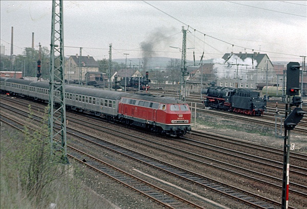 Foto:: DB 044 067-7 + DB 044 669-0 + DB 218 / Warburg / 25.04.1976 (Foto,Fotos,Bilder,Bild,)