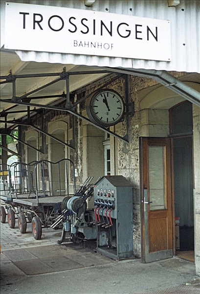 Foto:: Bahnhofsschild, Stellwerk / Trossingen / 10.08.1976 (Foto,Fotos,Bilder,Bild,)