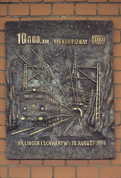 Foto:: Schild 10.000 km elektrifiziert / Villingen / 10.08.1976 (Foto,Fotos,Bilder,Bild,)