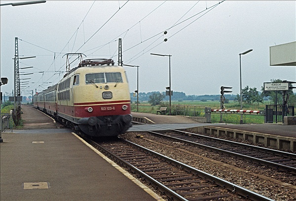 Foto:: DB 103 123-6 / Riegel / 10.08.1976 (Foto,Fotos,Bilder,Bild,)