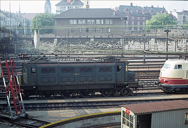 Foto:: SBB Ae 3/6 10634 + DB 103 / Basel / 13.08.1976 (Foto,Fotos,Bilder,Bild,)