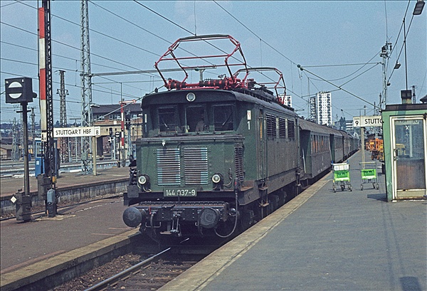 Foto:: DB 144 037-9 / Stuttgart / August 1976 (Foto,Fotos,Bilder,Bild,)