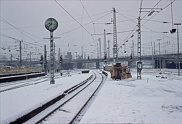 Foto:: Bahnhof im Schnee / Hagen / 28.12.1976 (Foto,Fotos,Bilder,Bild,)