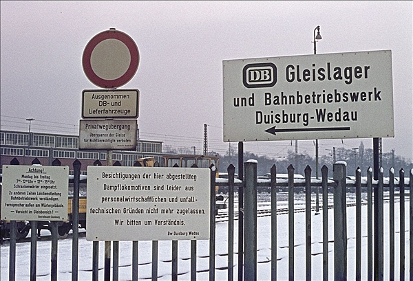 Foto:: Schilder am  Bw Wedau / Duisburg / 28.12.1976 (Foto,Fotos,Bilder,Bild,)