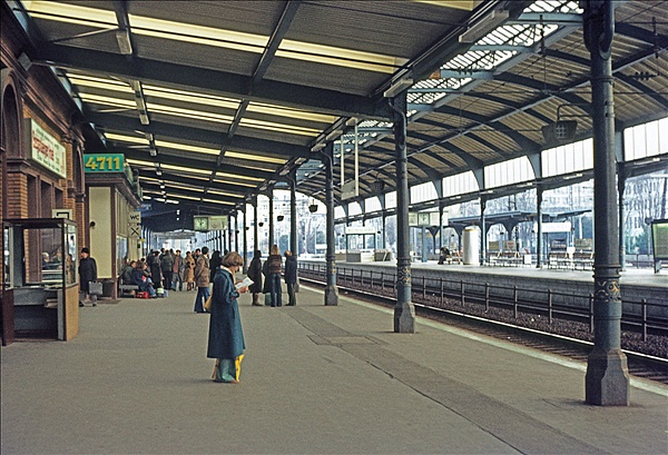 Foto:: Bahnsteig / Bonn / 27.02.1977 (Foto,Fotos,Bilder,Bild,)