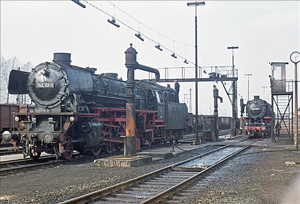 Foto:: DB 042 113-1 + DB 043 903-4 / Rheine / 13.03.1977 (Foto,Fotos,Bilder,Bild,)