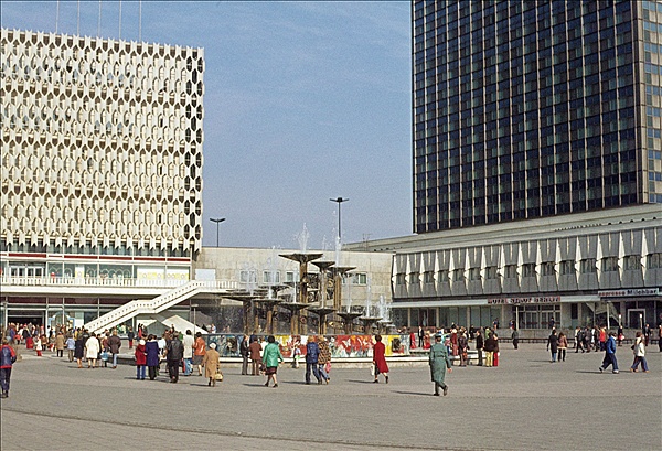 Foto:: Alexanderplatz / Berlin / 09.04.1977 (Foto,Fotos,Bilder,Bild,)