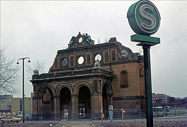 Foto:: Portikus Anhalter Bahnhof / Berlin / 10.04.1977 (Foto,Fotos,Bilder,Bild,)