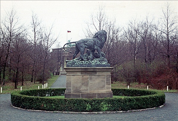 Foto:: Denkmal Tiergarten / Berlin / 10.04.1977 (Foto,Fotos,Bilder,Bild,)
