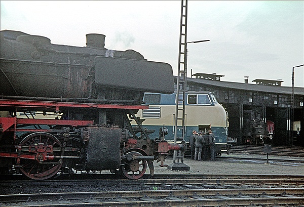 Foto:: DB 044 + DB 221 143-1 / Emden / 30.04.1977 (Foto,Fotos,Bilder,Bild,)