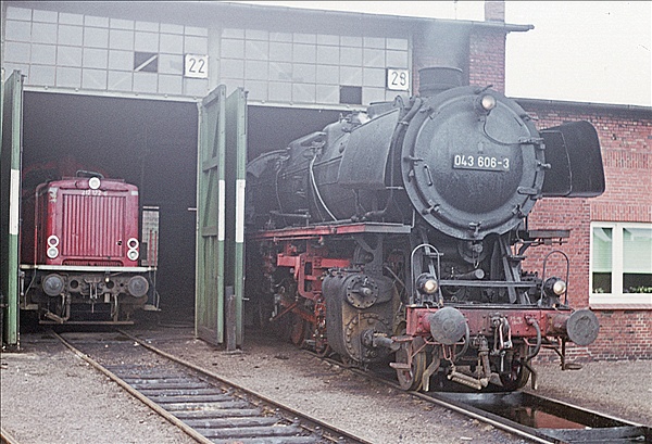 Foto:: DB 212 122-6 + DB 043 606-3 / Emden / 30.04.1977 (Foto,Fotos,Bilder,Bild,)