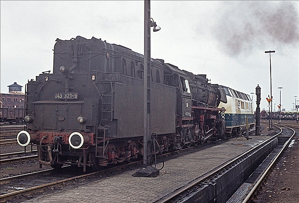 Foto:: DB 043 321-9 + DB 221 143-1 / Emden / 30.04.1977 (Foto,Fotos,Bilder,Bild,)