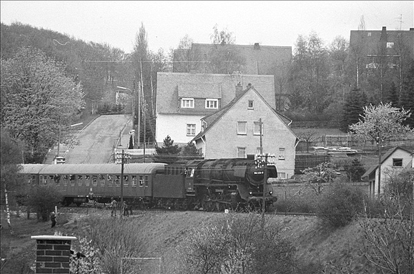Foto:: DB 044 434-9 / Brilon-Stadt  / 08.05.1977 (Foto,Fotos,Bilder,Bild,)