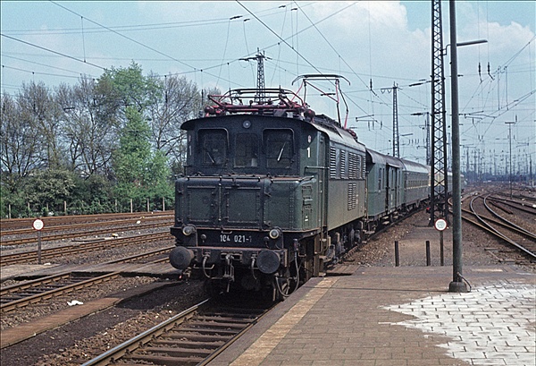 Foto:: DB 104 021-1 / Wanne-Eickel / 15.05.1977 (Foto,Fotos,Bilder,Bild,)