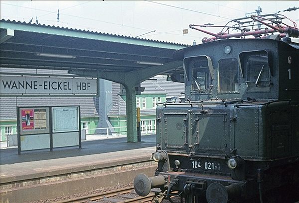 Foto:: DB 104 021-1 / Wanne-Eickel / 15.05.1977 (Foto,Fotos,Bilder,Bild,)