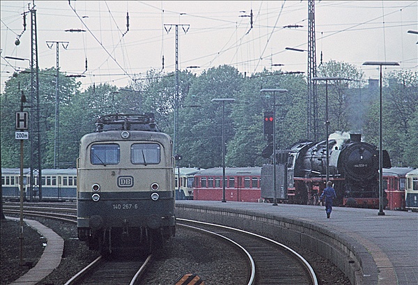 Foto:: DB 140 267-6 + DB 044 556-9 / Wanne-Eickel / 15.05.1977 (Foto,Fotos,Bilder,Bild,)