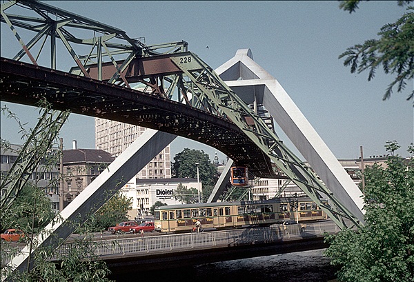 Foto:: Schwebebahn / Wuppertal / 28.05.1977 (Foto,Fotos,Bilder,Bild,)