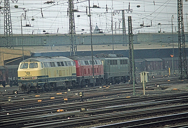 Foto:: DB 216 035-6 + DB 216 + DB 140 / Dortmund / 11.09.1977 (Foto,Fotos,Bilder,Bild,)