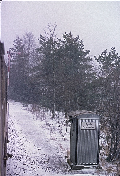 Foto:: Fernsprechhaeuschen / Titisee - Seebrugg / 30.12.1977 (Foto,Fotos,Bilder,Bild,)