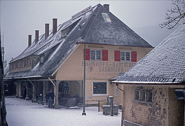 Foto:: Bahnhofsgebaeude / Seebrugg / 30.12.1977 (Foto,Fotos,Bilder,Bild,)