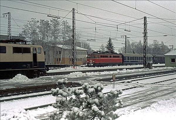 Foto:: DB 111 065-9 + OeBB 1042 / Rosenheim / 29.12.1979 (Foto,Fotos,Bilder,Bild,)