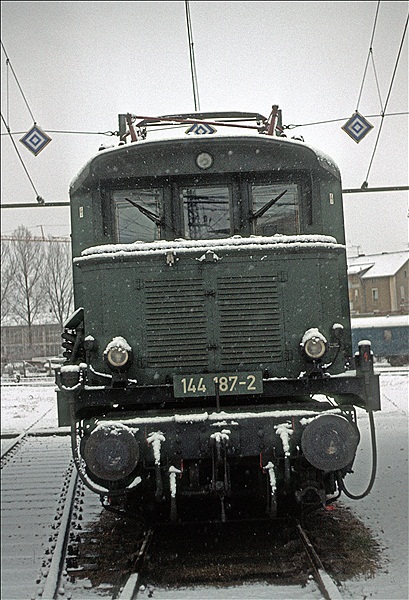 Foto:: DB 144 187-2 / Rosenheim / 29.12.1979 (Foto,Fotos,Bilder,Bild,)