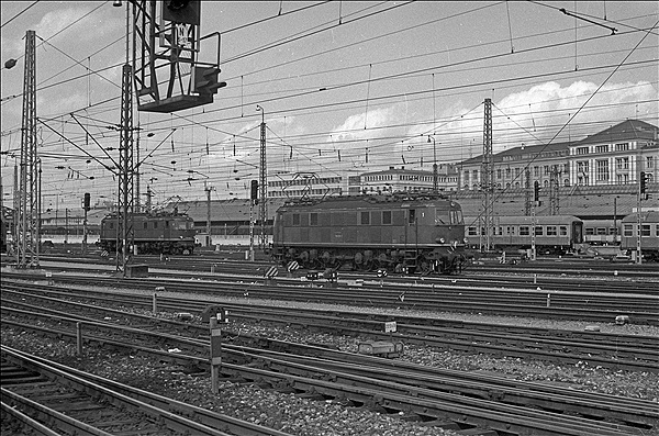 Foto:: DB 118 006-6 + DB 118 036-3 / Muenchen / 16.02.1980 (Foto,Fotos,Bilder,Bild,)