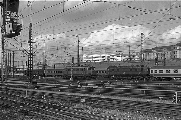 Foto:: DB 145 + DB 118 006-6 / Muenchen / 16.02.1980 (Foto,Fotos,Bilder,Bild,)