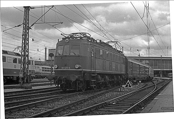 Foto:: DB 110 237-5 + DB 118 025-6 / Muenchen / 16.02.1980 (Foto,Fotos,Bilder,Bild,)