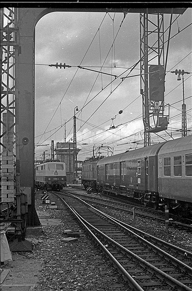 Foto:: DB 111 059-2 + DB 118 025-6 / Muenchen / 16.02.1980 (Foto,Fotos,Bilder,Bild,)