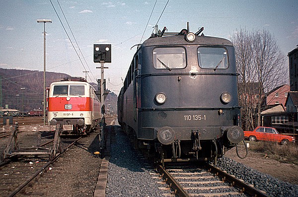 Foto:: DB 111 137-6 + DB 110 135-1 / Hagen / 23.02.1980 (Foto,Fotos,Bilder,Bild,)