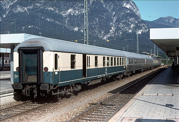 Foto:: Reisezugwagen / Garmisch-Partenkirchen / 10.09.1980 (Foto,Fotos,Bilder,Bild,)