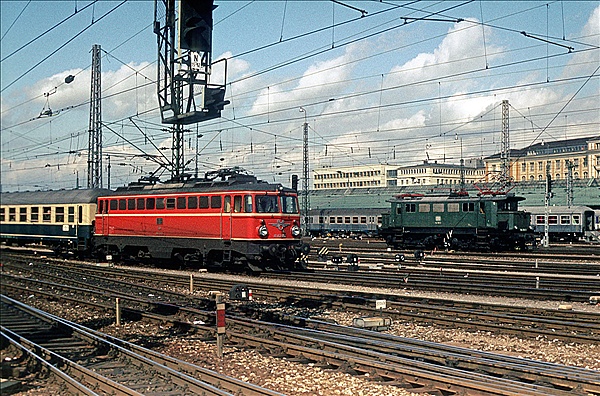 Foto:: OeBB 1042.502 + DB 144 188-0 / Muenchen / 13.09.1980 (Foto,Fotos,Bilder,Bild,)