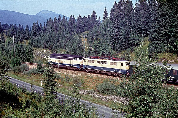 Foto:: DB 218 424-0 + DB 111 005-5 / Mittenwald / 18.09.1980 (Foto,Fotos,Bilder,Bild,)