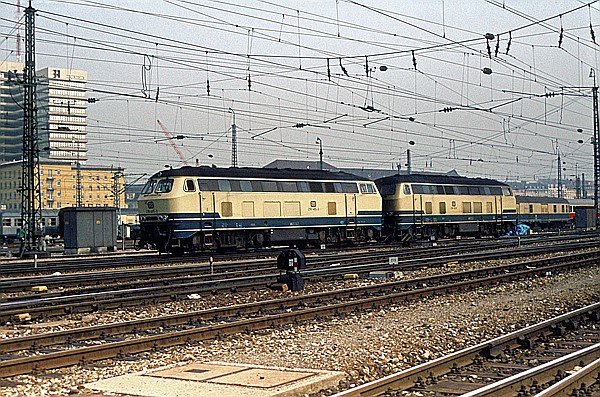 Foto:: DB 218 465-3 + DB 218 412-5 / Muenchen / 22.09.1980 (Foto,Fotos,Bilder,Bild,)
