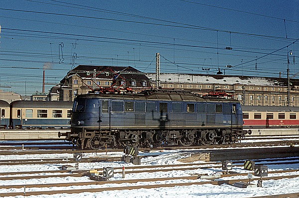 Foto:: DB 118 034-8 / Muenchen / 30.12.1980 (Foto,Fotos,Bilder,Bild,)